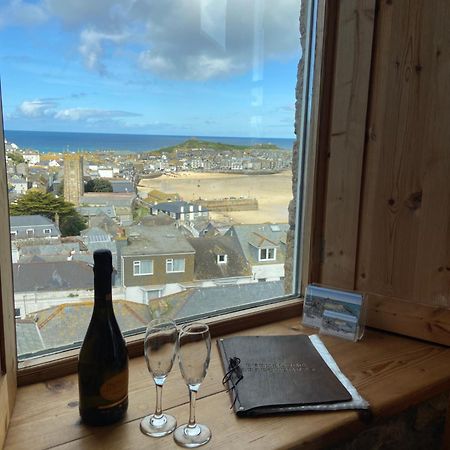 Huer'S Watch A Beautifully Presented Private Apartment With Far Reaching Views Over St Ives Harbour And Bay And Free Onsite Parking For Larger Groups Book Along With Our Connecting Two Sister Apartments Buitenkant foto