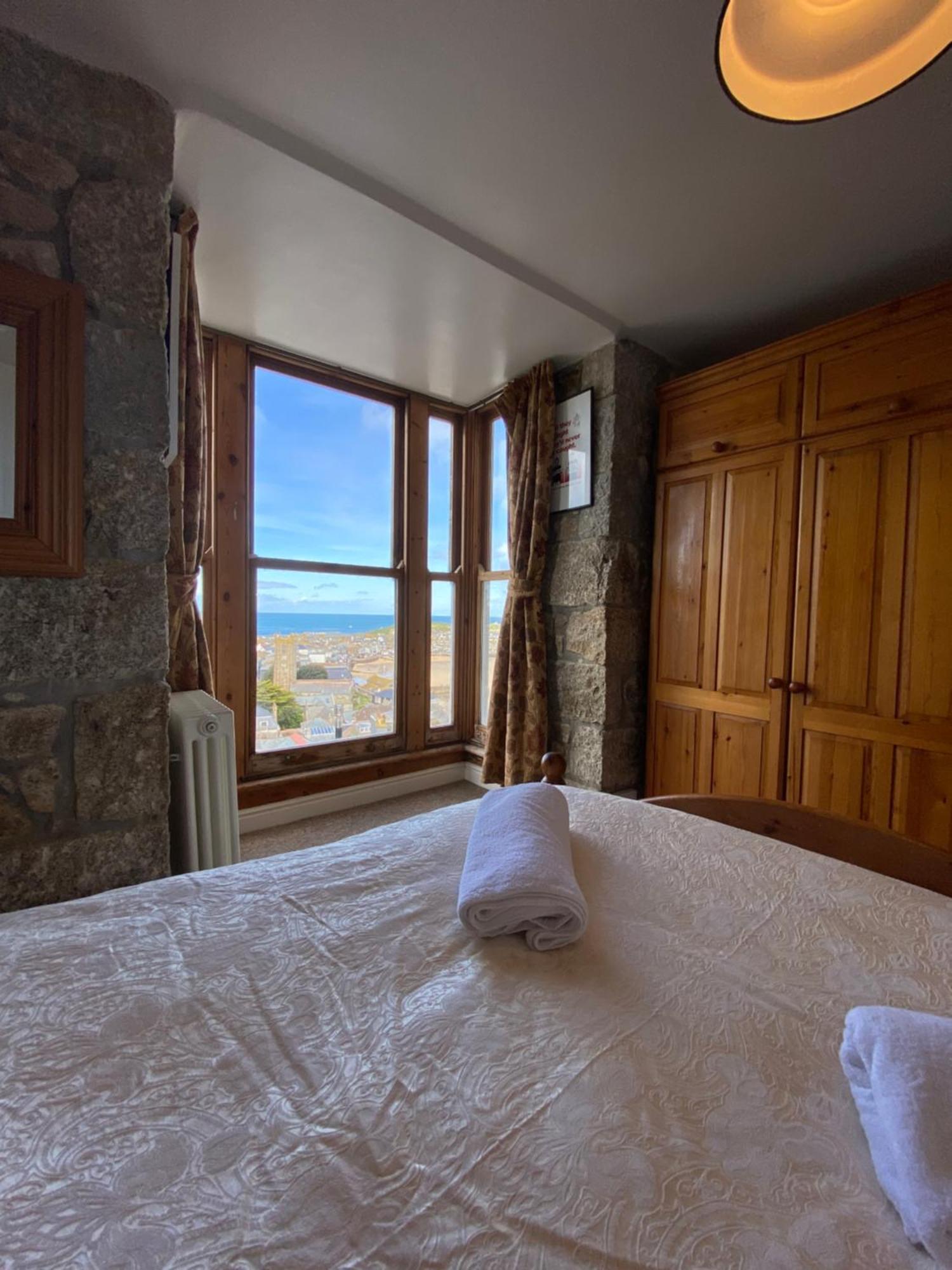 Huer'S Watch A Beautifully Presented Private Apartment With Far Reaching Views Over St Ives Harbour And Bay And Free Onsite Parking For Larger Groups Book Along With Our Connecting Two Sister Apartments Buitenkant foto