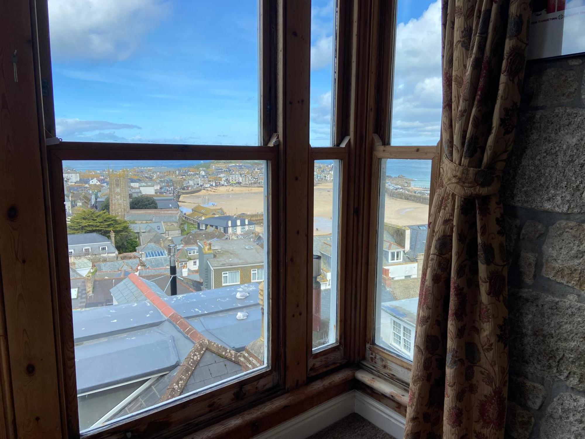 Huer'S Watch A Beautifully Presented Private Apartment With Far Reaching Views Over St Ives Harbour And Bay And Free Onsite Parking For Larger Groups Book Along With Our Connecting Two Sister Apartments Buitenkant foto