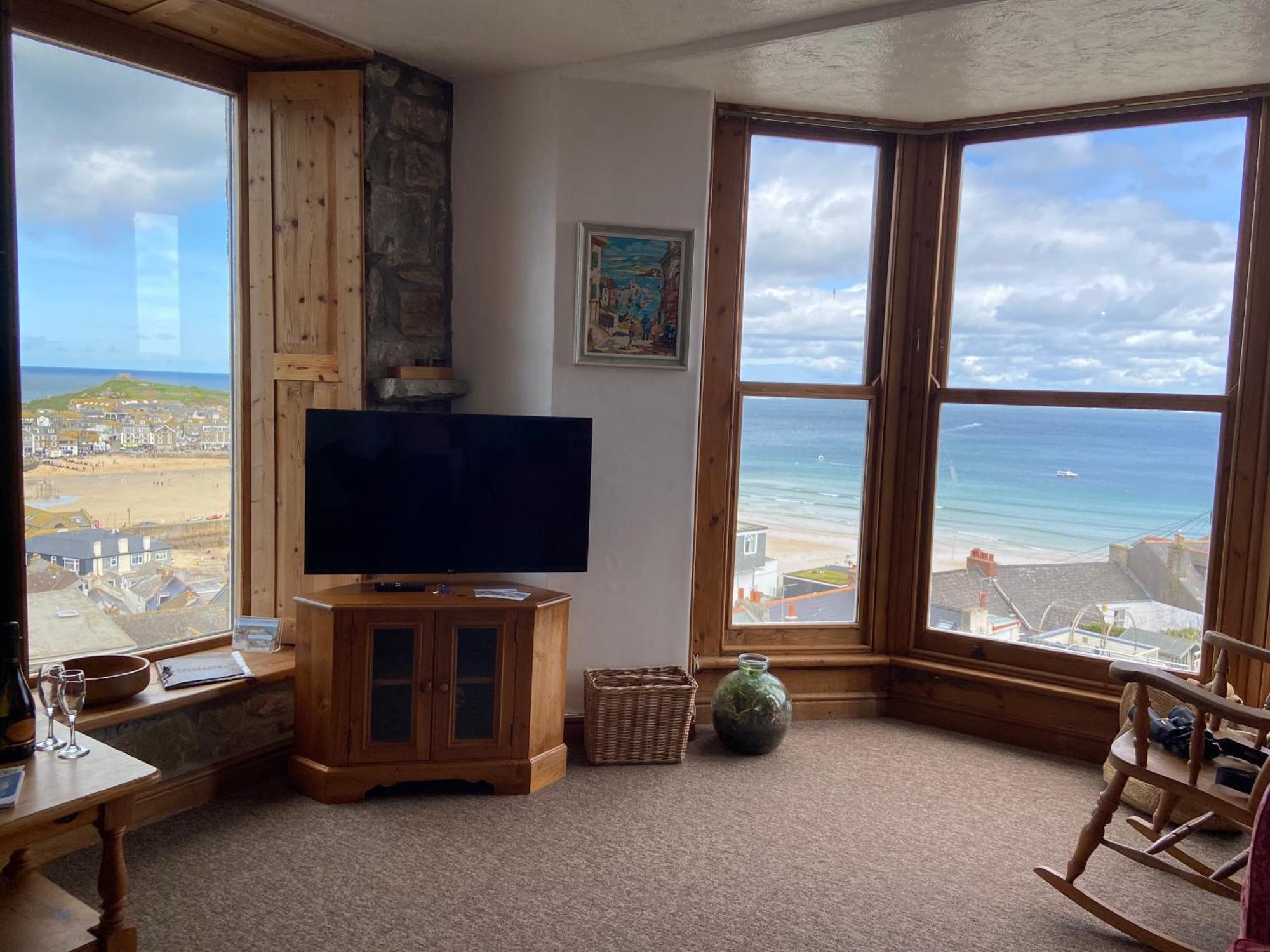 Huer'S Watch A Beautifully Presented Private Apartment With Far Reaching Views Over St Ives Harbour And Bay And Free Onsite Parking For Larger Groups Book Along With Our Connecting Two Sister Apartments Buitenkant foto