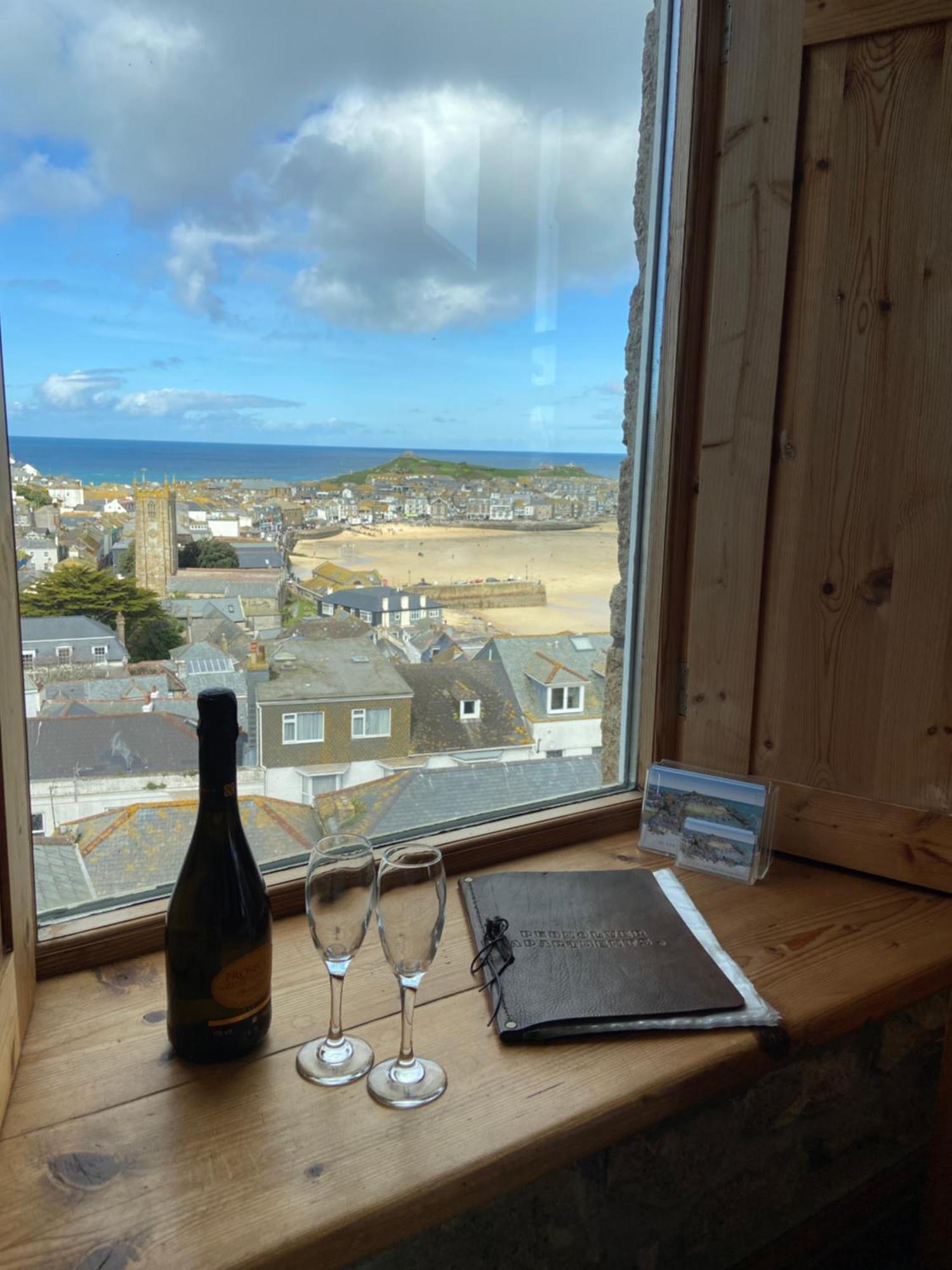 Huer'S Watch A Beautifully Presented Private Apartment With Far Reaching Views Over St Ives Harbour And Bay And Free Onsite Parking For Larger Groups Book Along With Our Connecting Two Sister Apartments Buitenkant foto